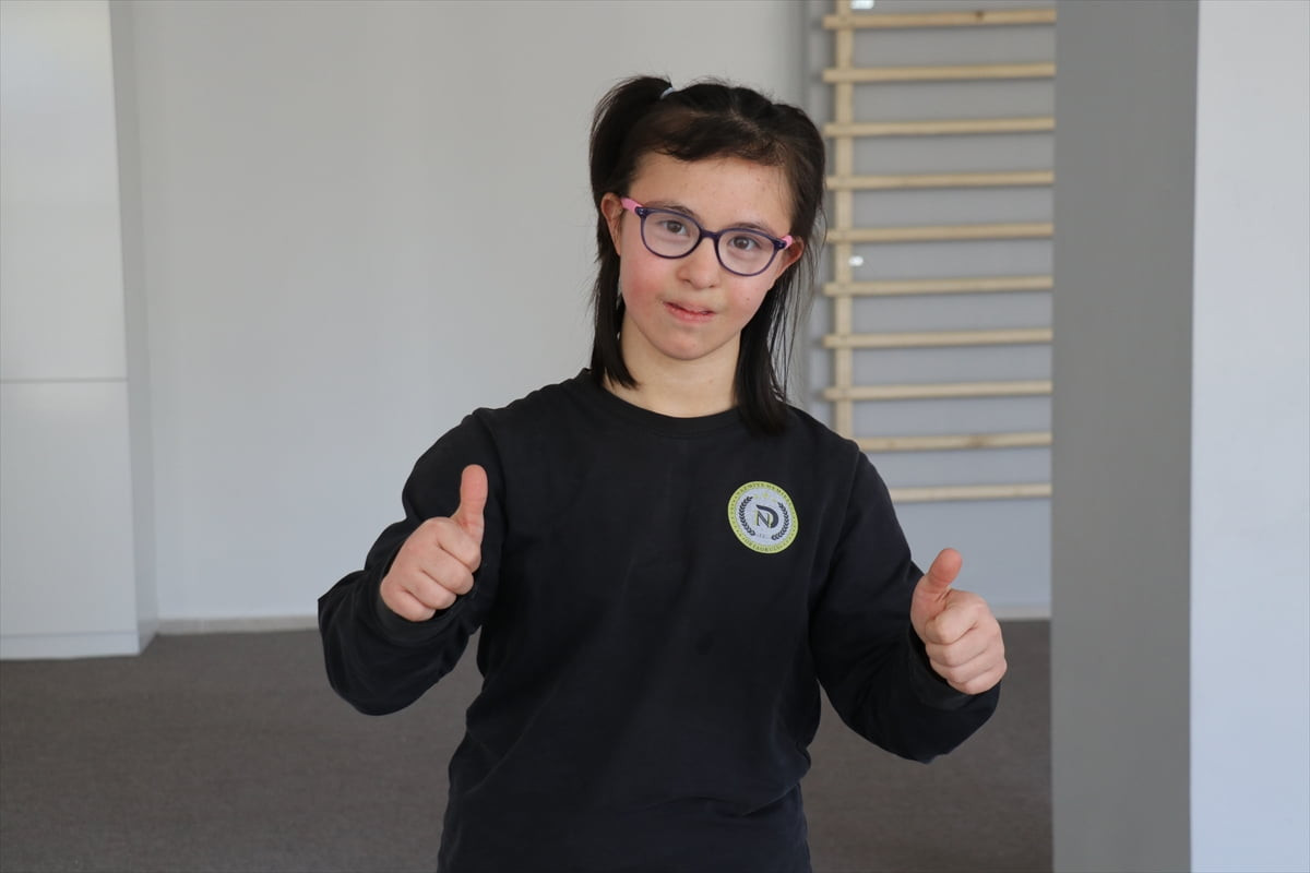 Isparta'da özel gereksinimli öğrenciler için düzenlenen atletizm yarışlarında 100 ve 200 metrede...