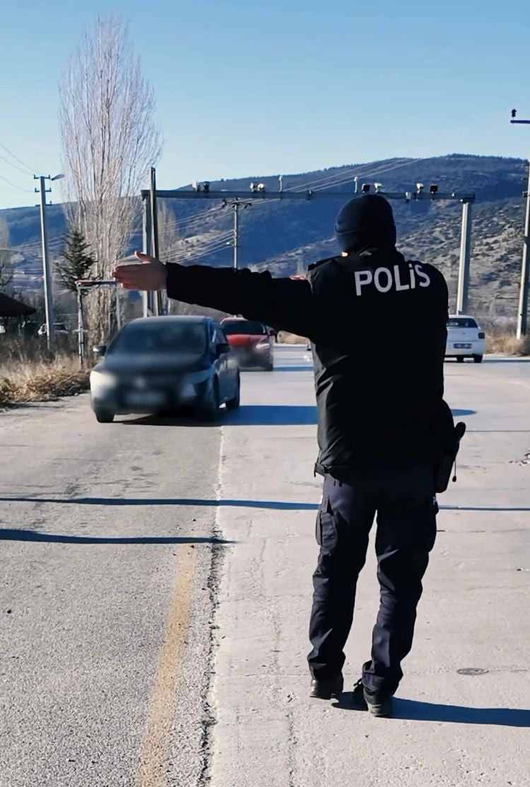 ISPARTA'DA POLİS EKİPLERİNCE GERÇEKLEŞTİRİLEN DENETİMLERDE 28 BİNİ AŞKIN KİŞİ SORGULANIRKEN, 24...