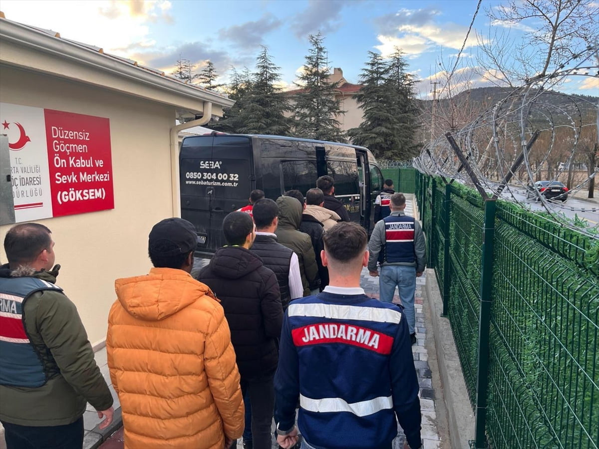 Isparta'da şubatta düzensiz göç ve göçmen kaçakçılığına yönelik düzenlenen operasyonda 60 yabancı...