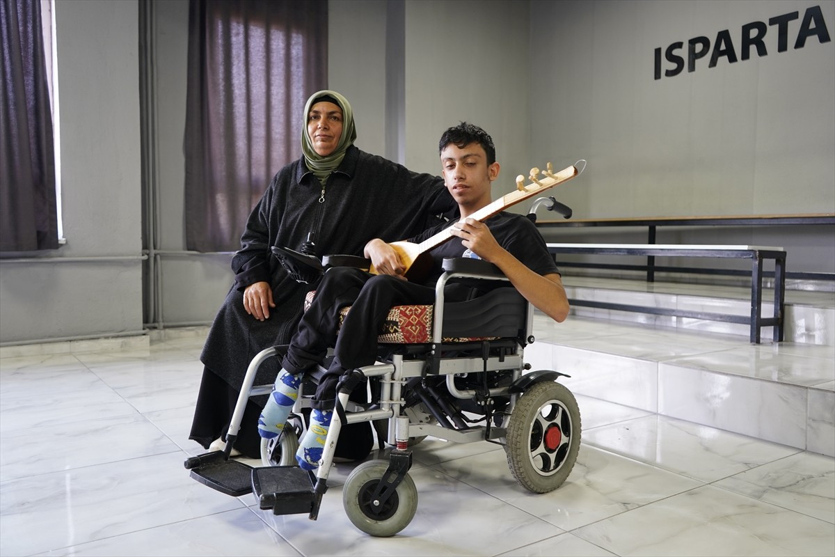 Isparta'da tekerlekli sandalyeyle yaşamını sürdüren 16 yaşındaki Muhammet Eren Agun, unutulmaya...