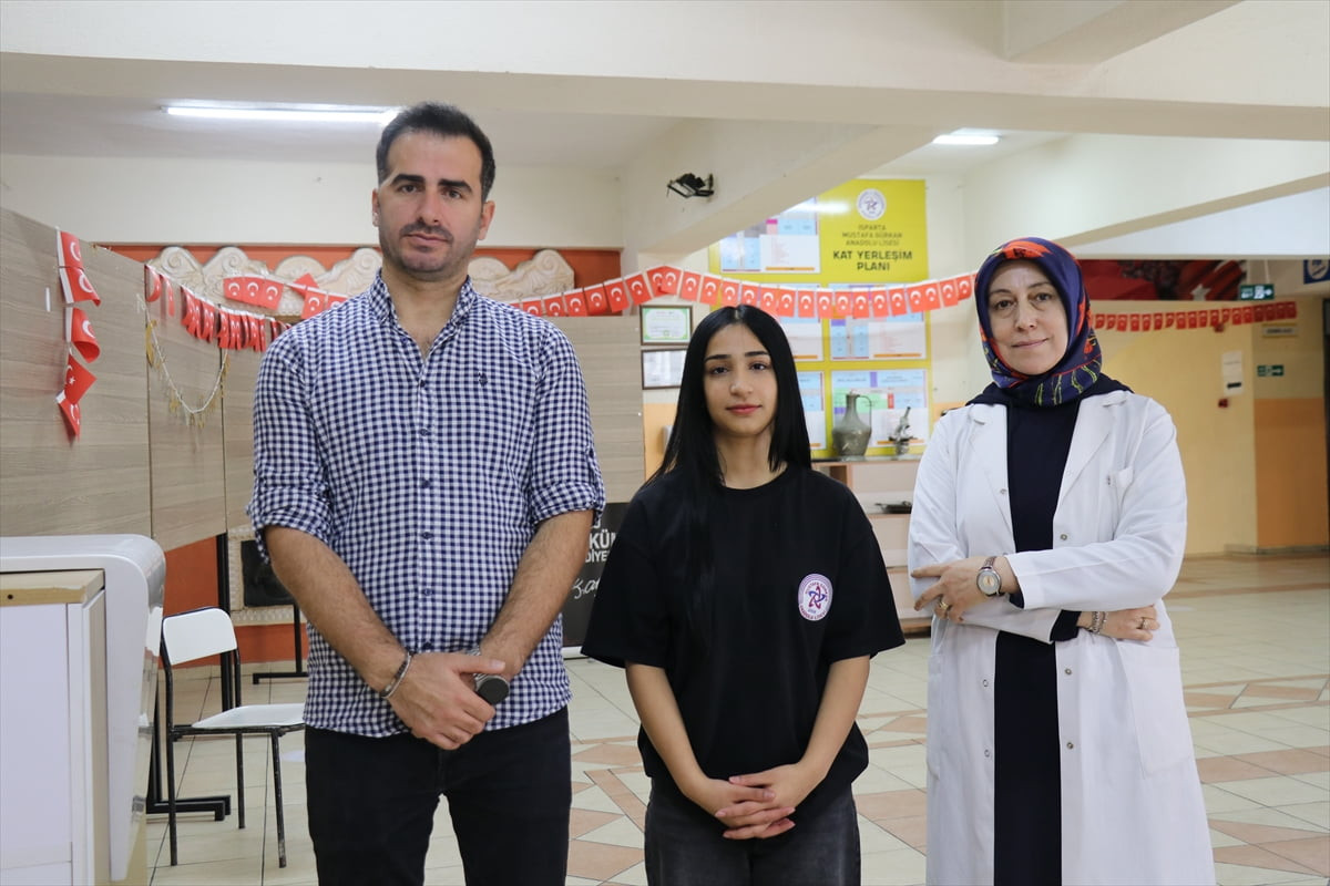 Isparta'da teneffüs sırasında boğazına kek kaçan lise öğrencisi, öğretmenlerin hızlı ve bilinçli...