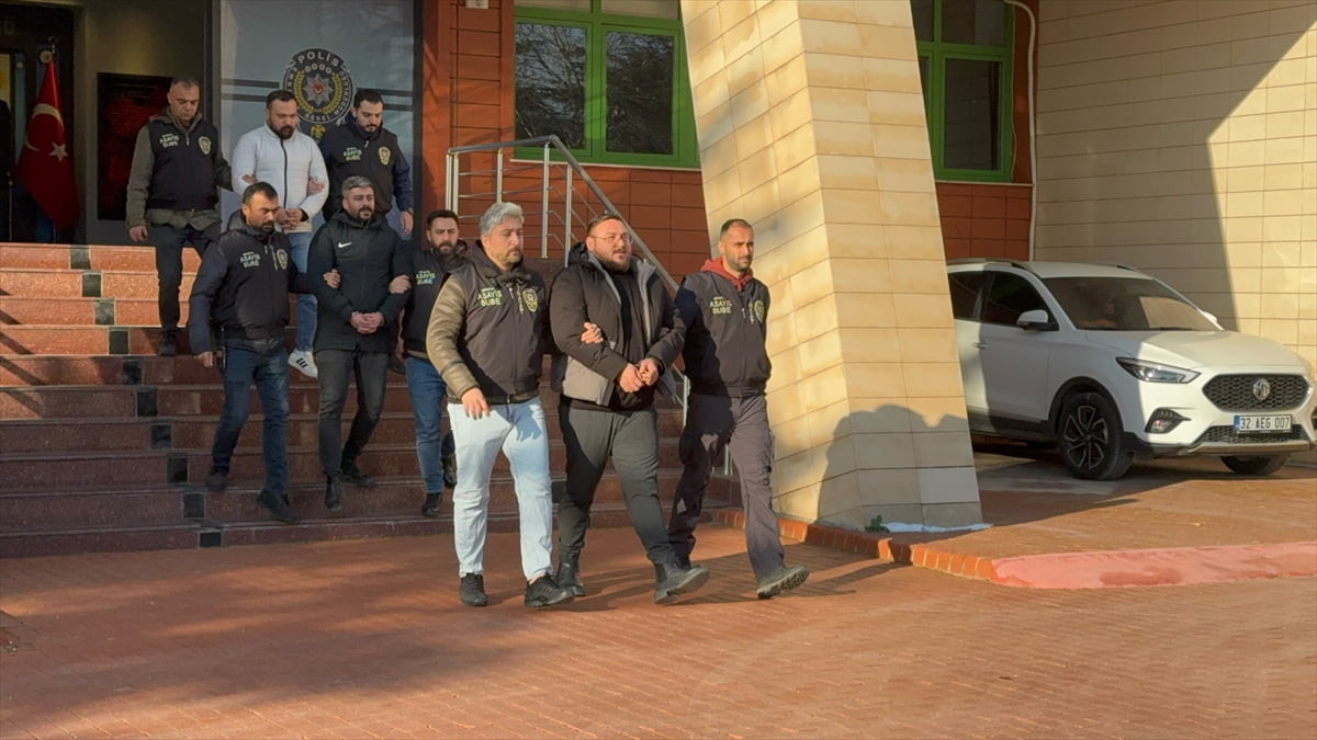 Isparta'da yüzleri kar maskeli ve ellerinde beyzbol sopası bulunan şüphelilerin bir kişiyi...