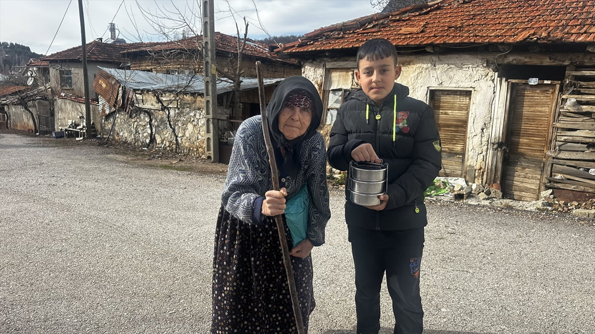 Isparta'nın Aksu ilçesinde Cami Yaptırma ve Yaşatma Derneğinin aşevinde dernek üyeleri ve ilçe...