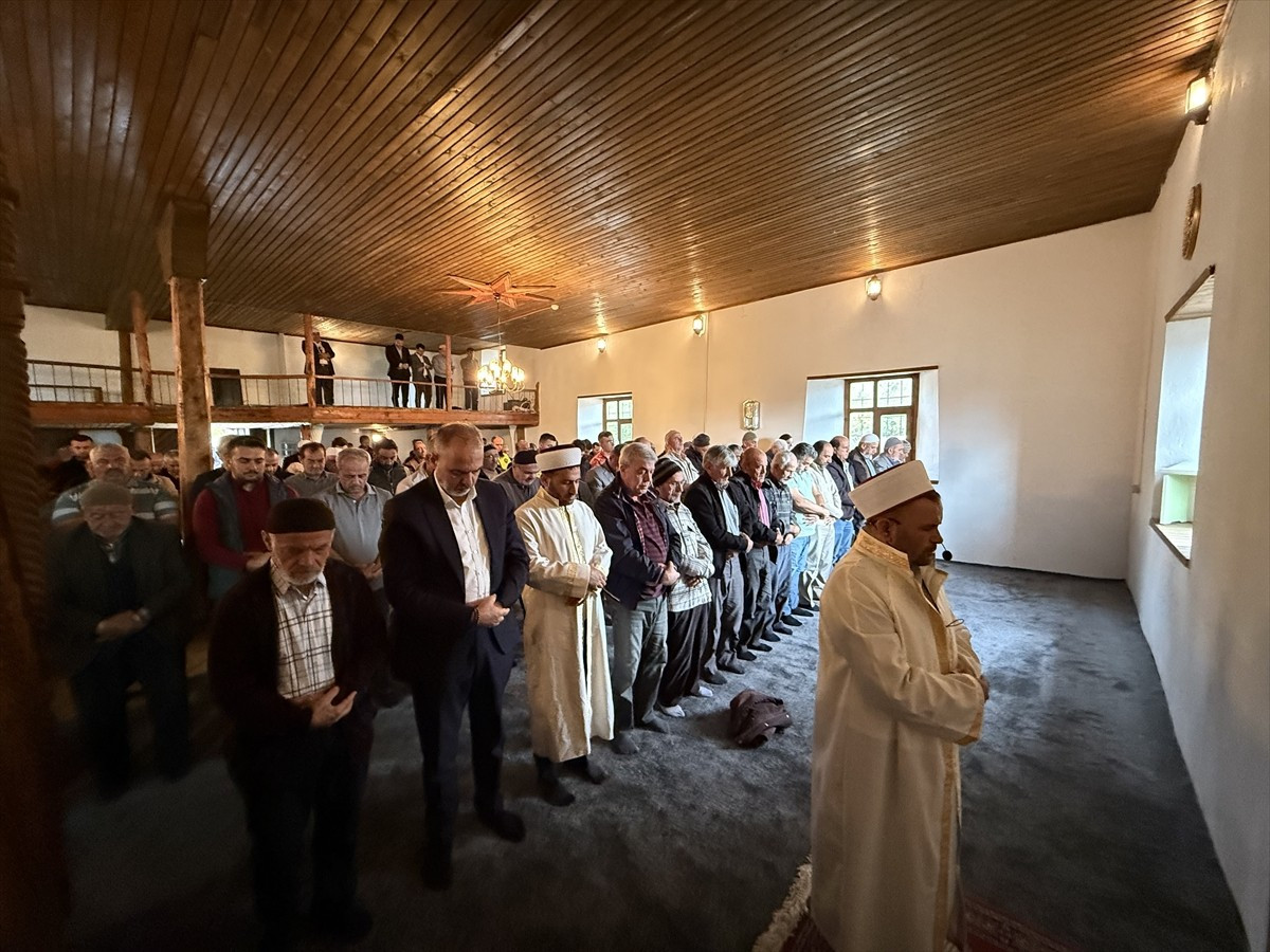 Isparta'nın Atabey ilçesinde tarihi Akkoca Camisi, 60 yıl aradan sonra yeniden ibadete açıldı.