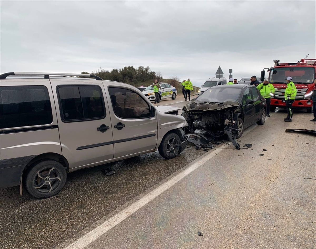 Isparta'nın Eğirdir ilçesinde 3 otomobilin karıştığı trafik kazasında 8 kişi yaralandı.