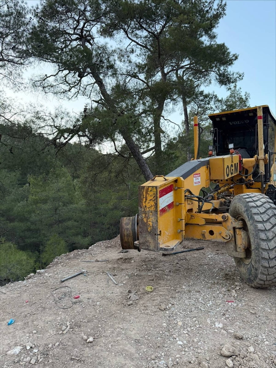  Isparta'nın Eğirdir ilçesinde iş makinesinin lastiğini değiştirmek için eşine yardım ederken...