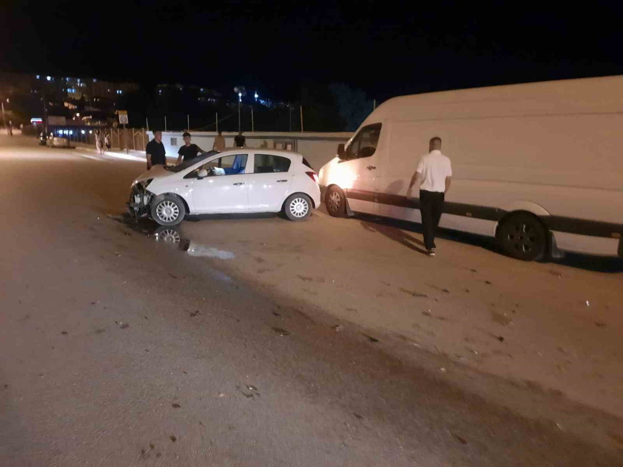 ISPARTA'NIN EĞİRDİR İLÇESİNDE KONTROLDEN ÇIKAN OTOMOBİLİN PARK HALİNDEKİ ARACA ÇARPMASI SONUCU...
