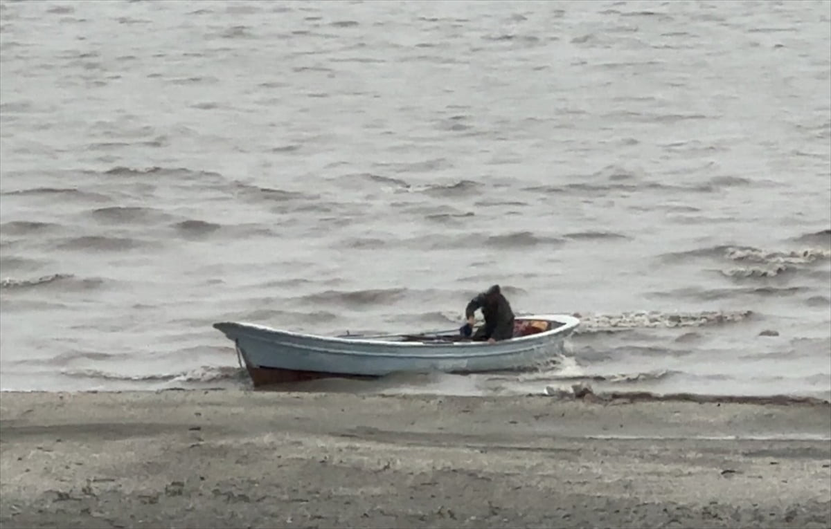 Isparta'nın Eğirdir ilçesinde öğleden sonra etkisini artıran kuvvetli rüzgar ve sağanak, ilçe...
