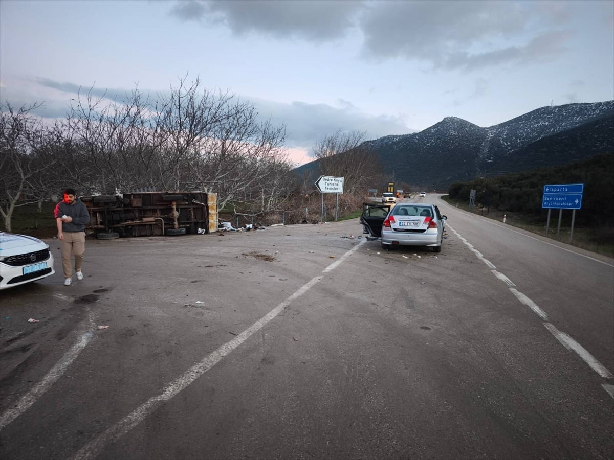 Isparta'nın Eğirdir ilçesinde otomobil ile kamyonetin çarpışması sonucu 5 kişi yaralandı. Kaza...