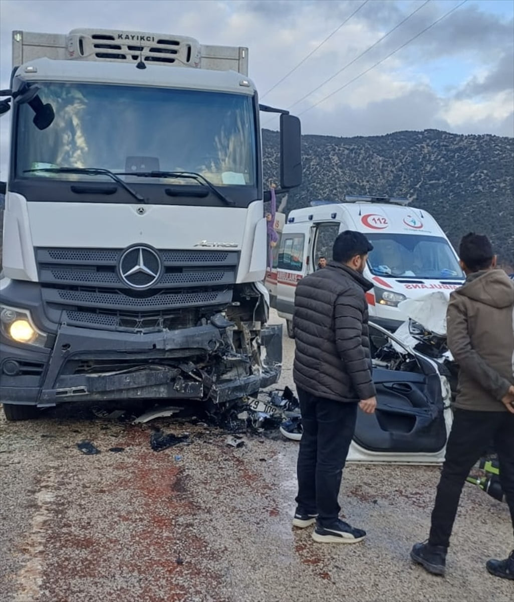 Isparta'nın Eğirdir ilçesinde park halindeki kamyona çarpan otomobildeki 2 kişi hayatını kaybetti...