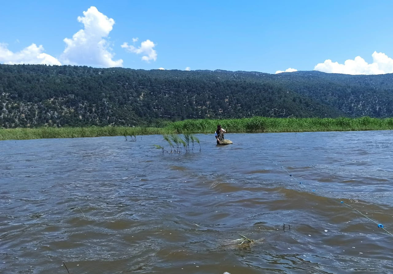 ISPARTA'NIN EĞİRDİR İLÇESİNDEKİ KOVADA GÖLÜ'NDE SU ÜRÜNLERİ KONTROL EKİPLERİ TARAFINDAN DRON...