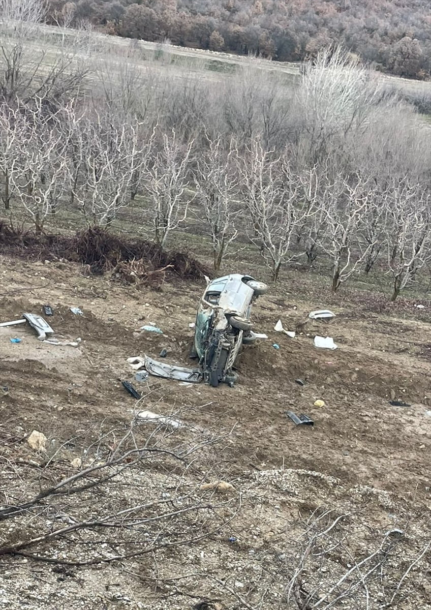Isparta'nın Gelendost ilçesinde otomobilin şarampole devrilmesi sonucu 1 kişi öldü, 1 kişi...