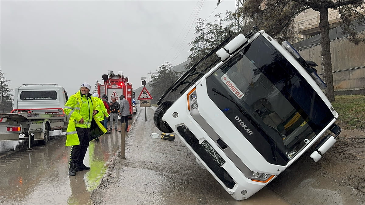 Isparta'nın Gönen ilçesinde cezaevi nakil aracının devrilmesi sonucu 6 asker ve 5 mahkum hafif...