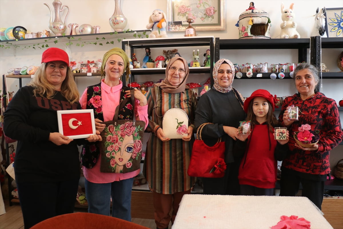 Isparta'nın Gönen ilçesinde kadınlar, unutulmaya yüz tutan keçeciliği yeniden canlandırarak hem...