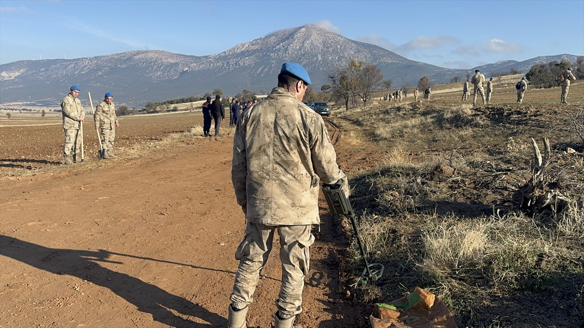 Isparta'nın Keçiborlu ilçesinde dağlık alanda vücut bütünlüğü bozuk halde ölü bulunan çobanın uzuv...