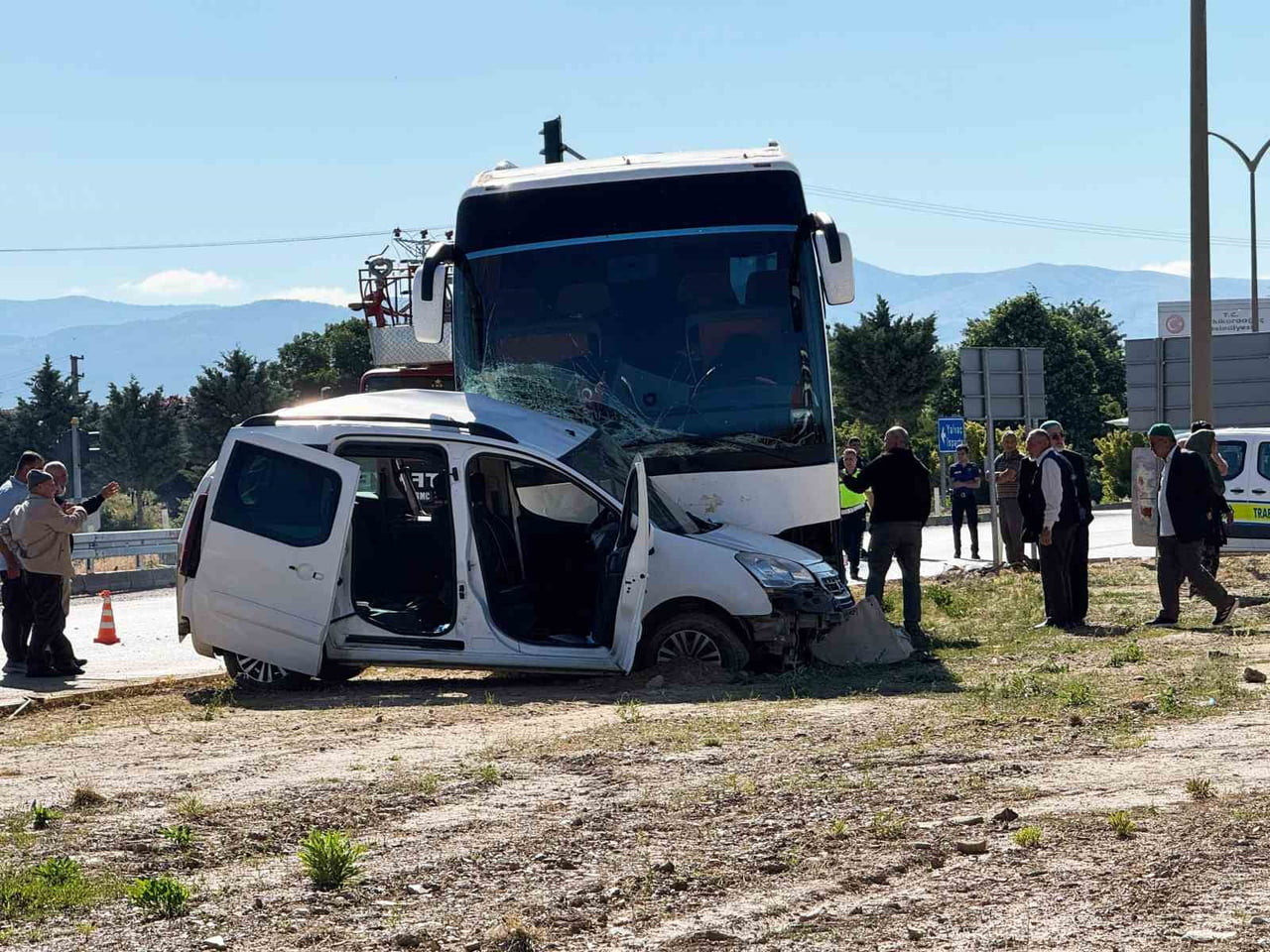 ISPARTA'NIN ŞARKİKARAAĞAÇ İLÇESİNDE TUR OTOBÜSÜ İLE HAFİF TİCARİ ARAÇ ÇARPIŞTI