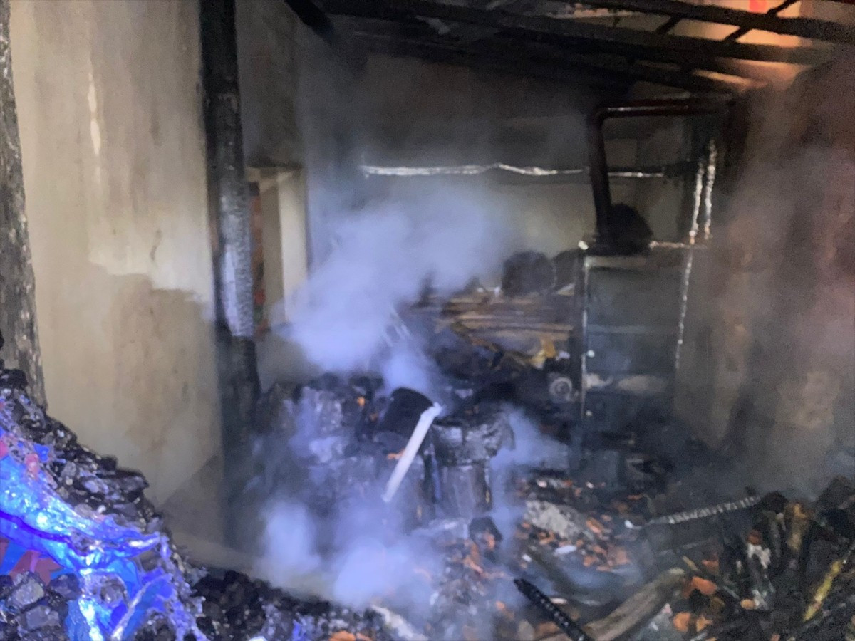 Isparta'nın Şarkikaraağaç ilçesindeki bir evin kalorifer kazanının patlaması sonucu çıkan...