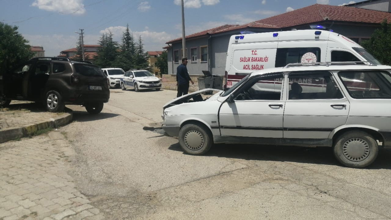 ISPARTA'NIN YALVAÇ İLÇESİNDE İKİ OTOMOBİLİN ÇARPIŞMASI SONUCU MEYDANA GELEN TRAFİK KAZASINDA 2...