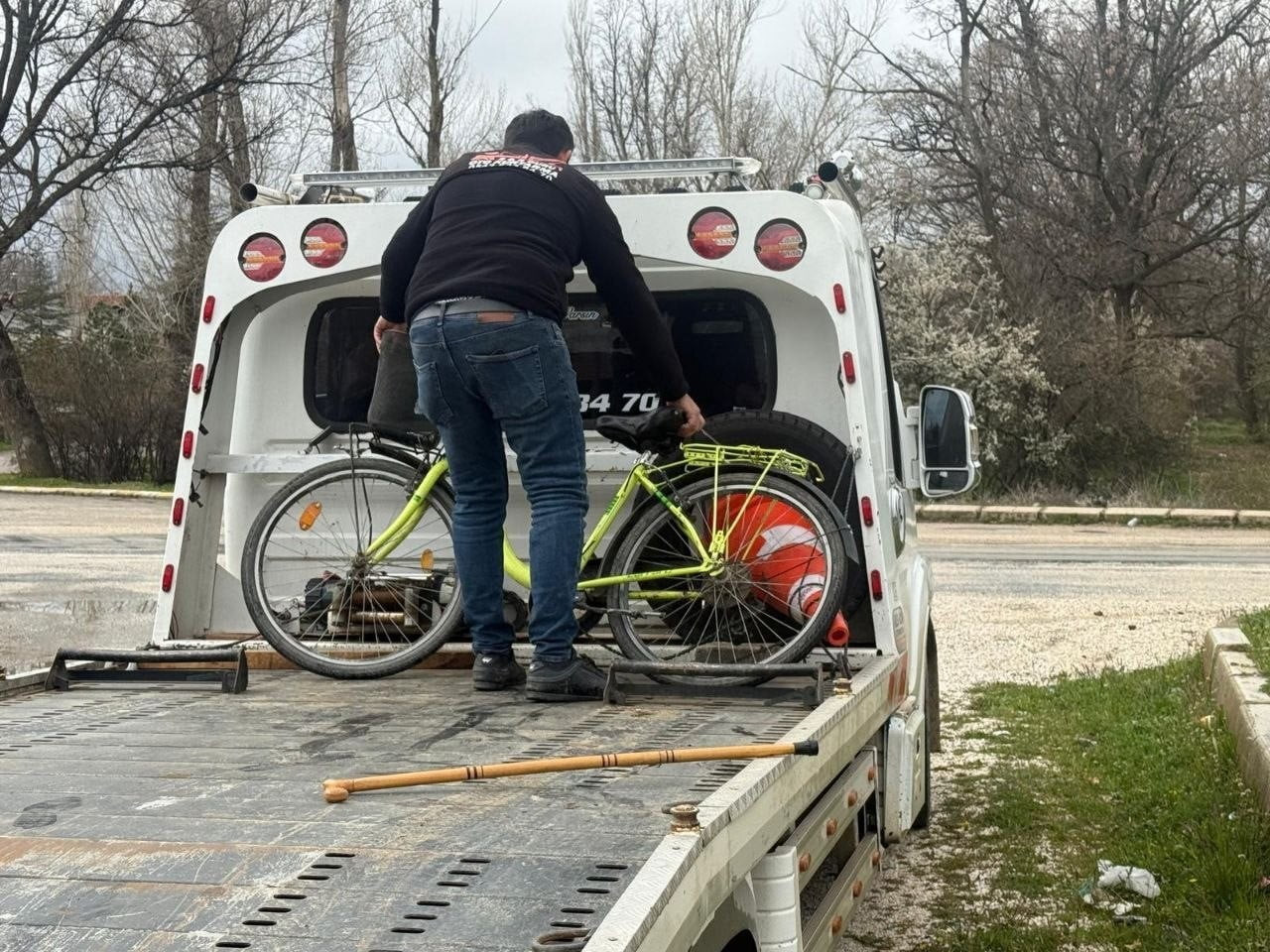 ISPARTA'NIN YALVAÇ İLÇESİNDE OTOMOBİLİN ÇARPTIĞI 83 YAŞINDAKİ BİSİKLET SÜRÜCÜSÜ AĞIR...