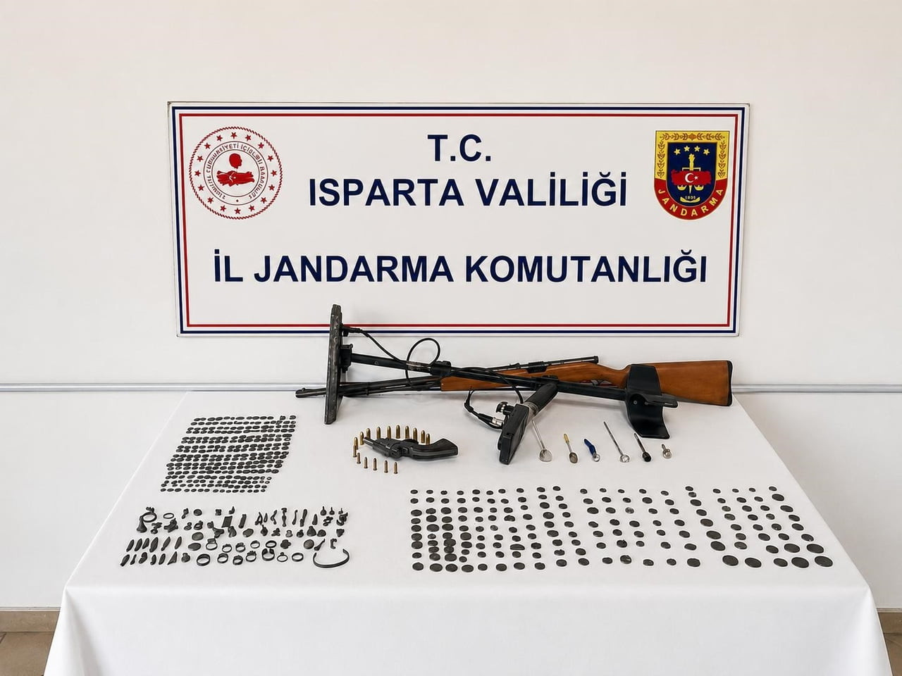ISPARTA'NIN YALVAÇ İLÇESİNDE TARİHİ ESER KAÇAKÇILIĞINA YÖNELİK DÜZENLENEN OPERASYONDA, ROMA...