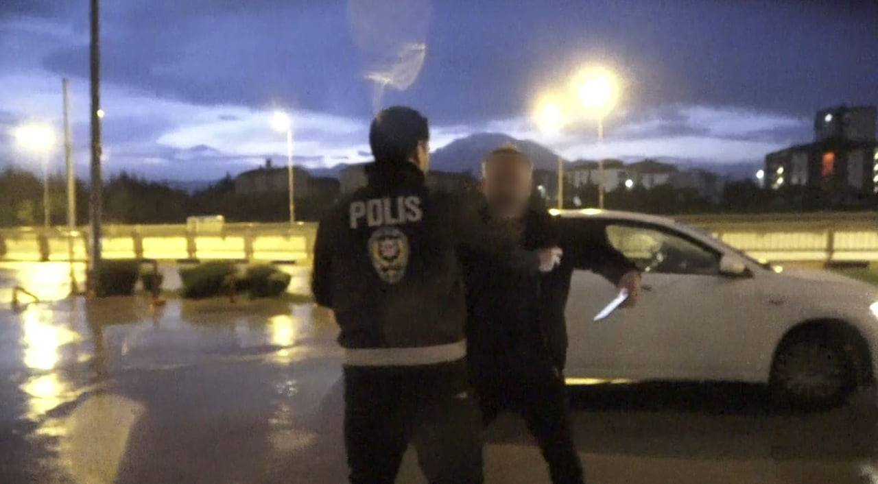 ISPARTA’DA ALKOL DENETİMİNE TAKILAN SÜRÜCÜ, ALKOLMETREYİ ÜFLEMEMEK İÇİN POLİS EKİPLERİNDEN SÜRE...
