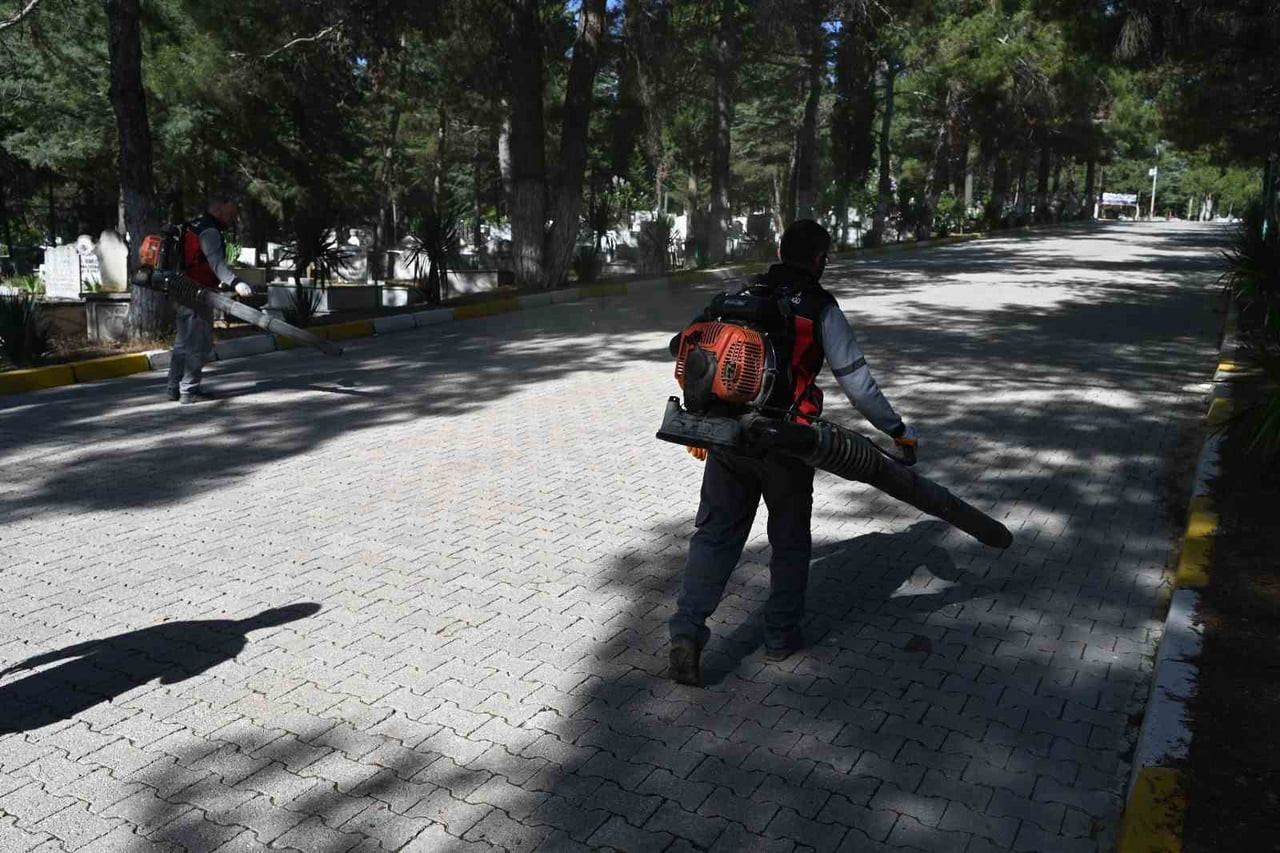 ISPARTA’DA BELİRLİ PERİYOTLARLA TEMİZLENEN MEZARLIKLARDA KURBAN BAYRAMI ÖNCESİ HUMMALI BİR ÇALIŞMA...