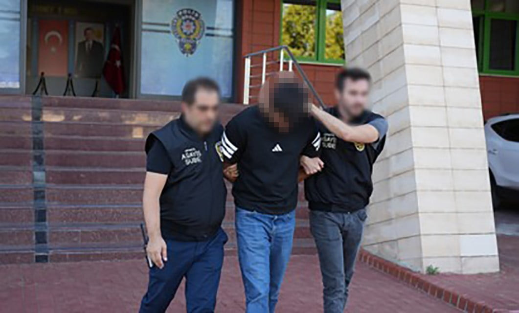 ISPARTA’DA HAKKINDA KESİNLEŞMİŞ 14 YIL 7 AY HAPİS CEZASI BULUNAN FİRARİ HÜKÜMLÜ, POLİS EKİPLERİNCE...