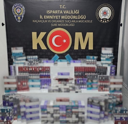 ISPARTA’DA POLİS EKİPLERİNCE DÜZENLENEN OPERASYONDA BİN 970 PAKET KAÇAK ELEKTRONİK SİGARA KARTUŞU...