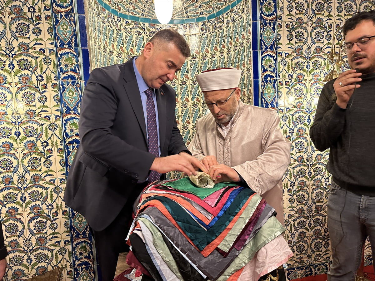 Isparta’nın Eğirdir ilçesinde Berat Kandili dolayısıyla Sakal-ı Şerif ziyarete açıldı.