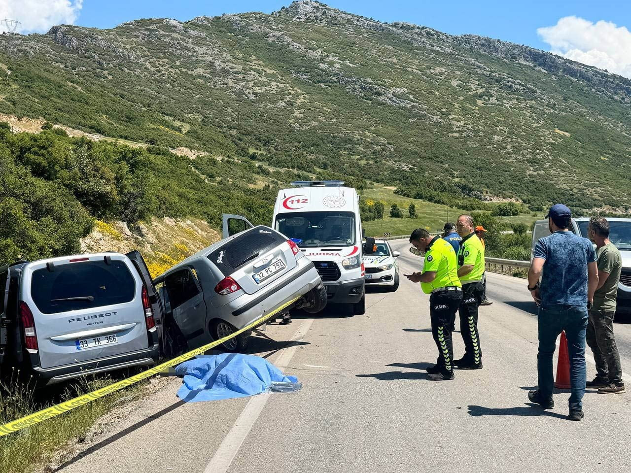 ISPARTA’NIN EĞİRDİR İLÇESİNDE İKİ OTOMOBİLİN ÇARPIŞMASI SONUCU MEYDANA GELEN VE 1 KİŞİNİN ÖLDÜĞÜ 5...