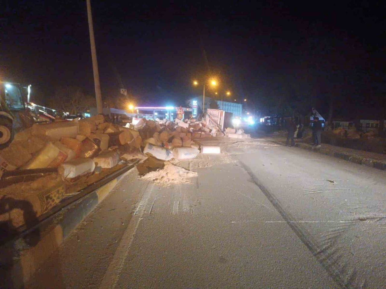 ISPARTA’NIN EĞİRDİR İLÇESİNDE VİRAJI ALAMAYAN SAMAN YÜKLÜ TIRIN DEVRİLMESİ SONUCU MEYDANA GELEN...