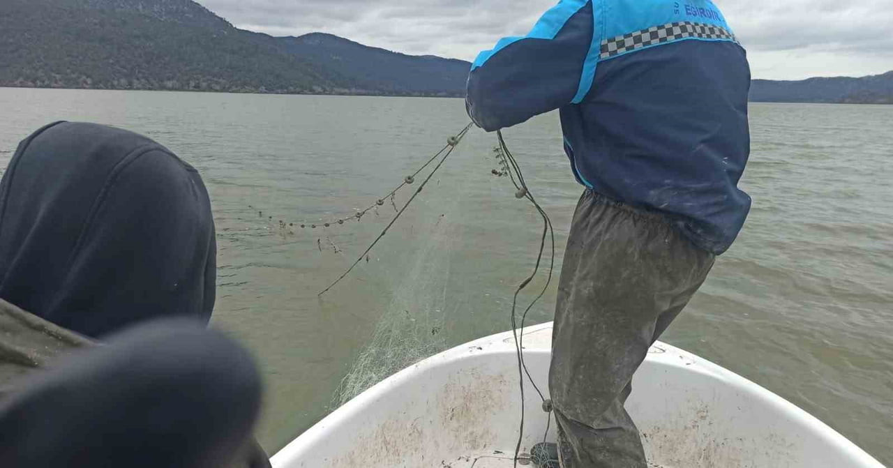 ISPARTA’NIN EĞİRDİR İLÇESİNDEKİ KOVADA GÖLÜ MİLLİ PARKI’NDA YAPILAN DENETİMLERDE, YASAK DÖNEMDE...