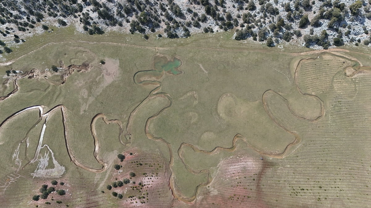 Isparta’nın Sorgun Yaylası’nda ilkbaharla oluşan ve bölgeye görsel zenginlik katan menderesler...