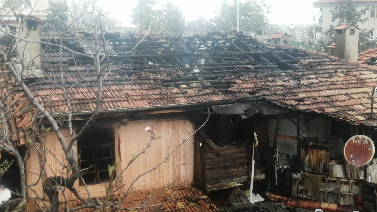 ISPARTA’NIN YALVAÇ İLÇESİNDE BACADAN ÇIKTIĞI DEĞERLENDİRİLEN YANGIN, İTFAİYENİN HIZLI...
