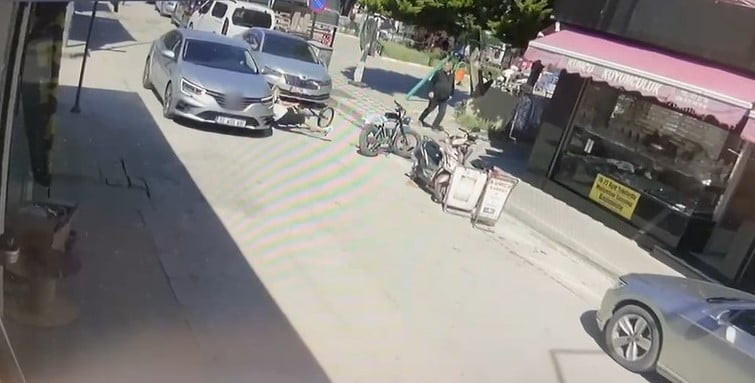 ISPARTA’NIN YALVAÇ İLÇESİNDE BİSİKLETİYLE ANİDEN YOLA ÇIKAN 12 YAŞINDAKİ ÇOCUK, OTOMOBİLİN...