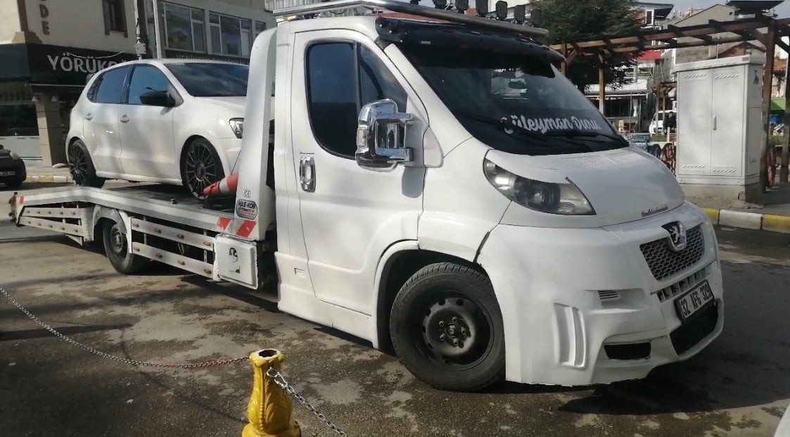 ISPARTA’NIN YALVAÇ İLÇESİNDE EGZOZ PATLAMASIYLA DİKKAT ÇEKEN ARAÇ, TRAFİK EKİPLERİNCE DURDURULDU....