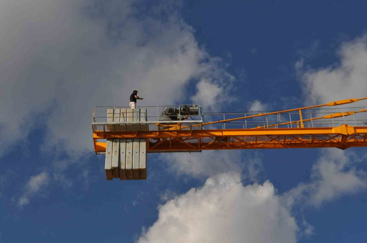ISPARTA’NIN YALVAÇ İLÇESİNDE TOKİ İNŞAAT SAHASINDA, MAAŞLARINI ALAMADIĞI İDDİA EDİLEN KULE VİNÇ...