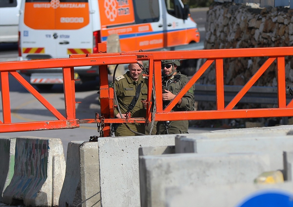 İsrail askerleri, işgal altındaki Batı Şeria’nın El-Halil kentinin kuzey girişinde İsrailli...