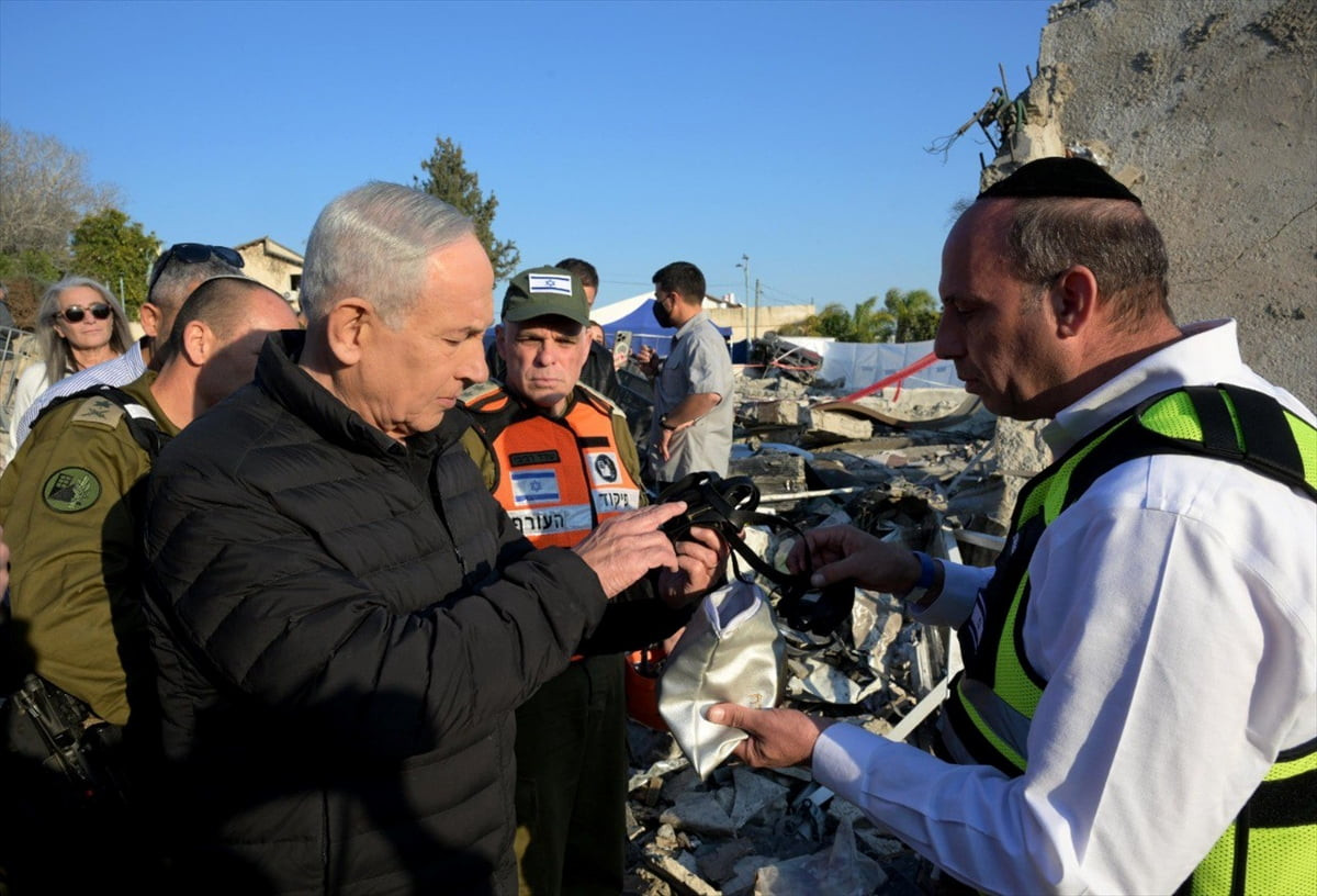 İsrail Başbakanı Binyamin Netanyahu, İran'ın misilleme saldırısıyla hedef aldığı Batı Kudüs...