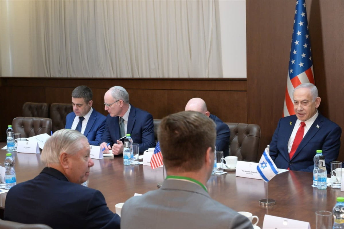 İsrail Başbakanı Binyamin Netanyahu (sağda), ülkeyi ziyaret eden ABD'li Senatör Lindsey Graham...