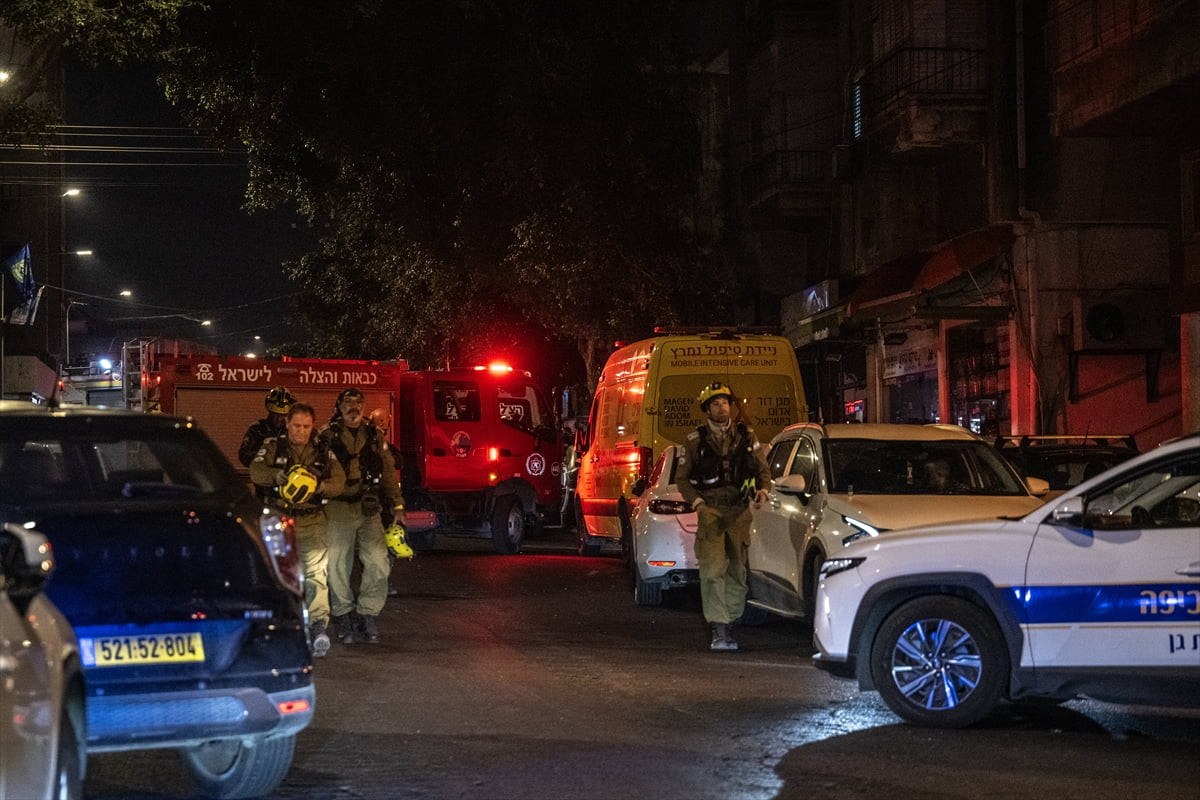 İsrail basını, İran'ın düzenlediği füze saldırısı nedeniyle Tel Aviv yakınlarındaki Ramat Gan'da 2...