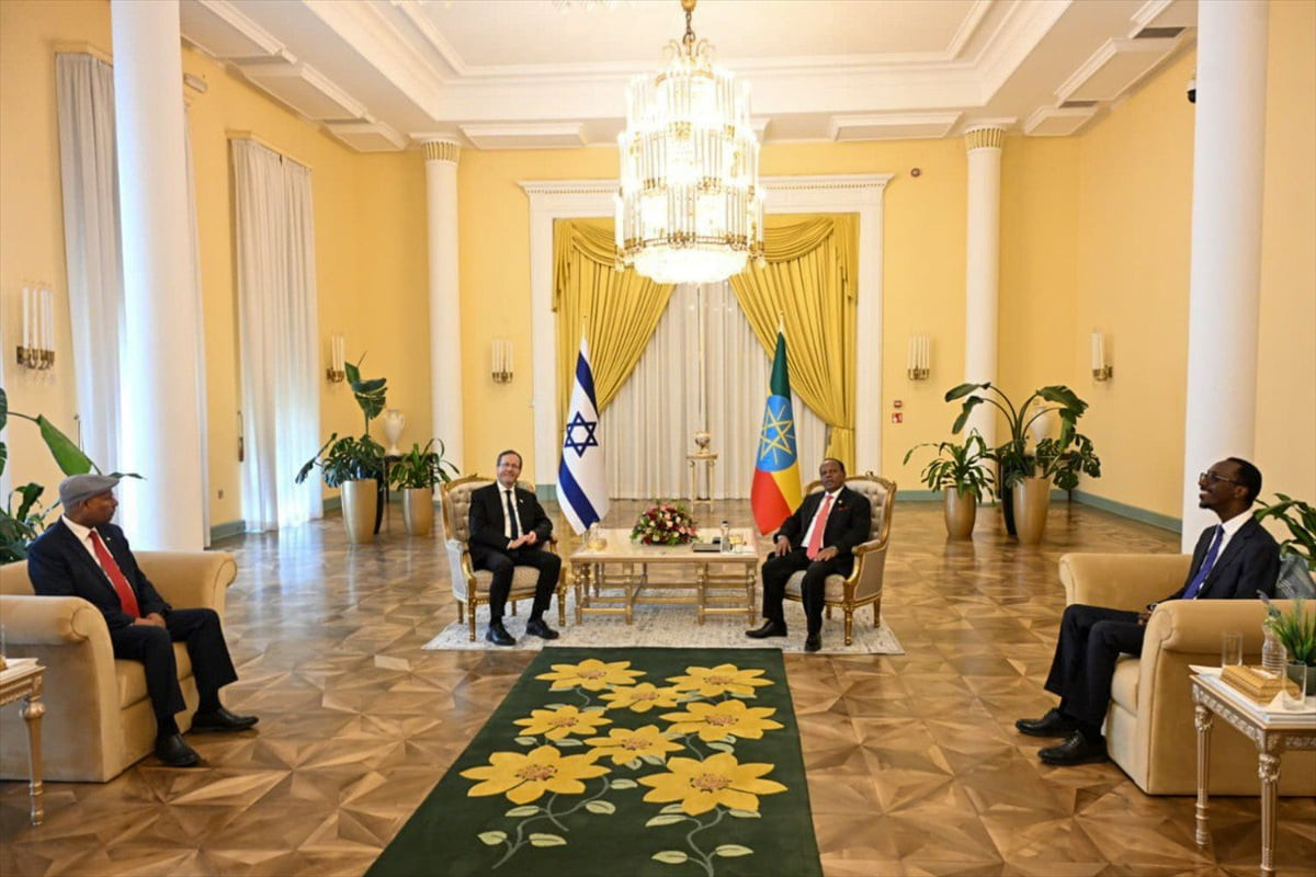 İsrail Cumhurbaşkanı Isaac Herzog (sol 2), resmi ziyaret kapsamında bulunduğu Etiyopya'nın...