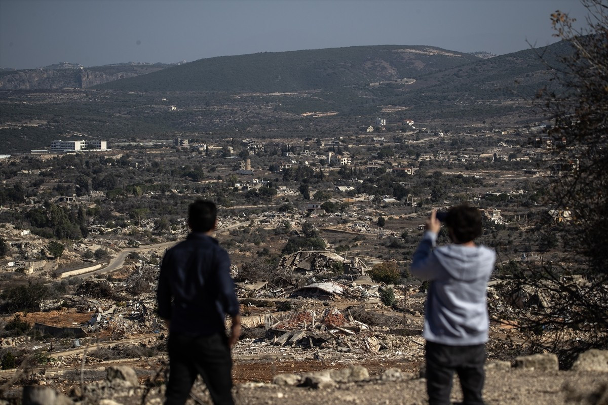 İsrail, Ekim 2023'ten itibaren saldırılar düzenleyerek yerle bir ettiği Lübnan sınırında, köylerin...