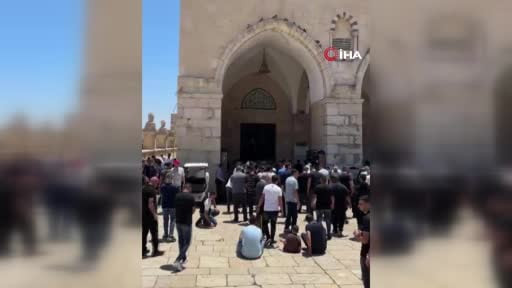 İsrail engellemelerine rağmen yaklaşık 60 bin kişi Mescid-i Aksa’da cuma namazını eda etti.