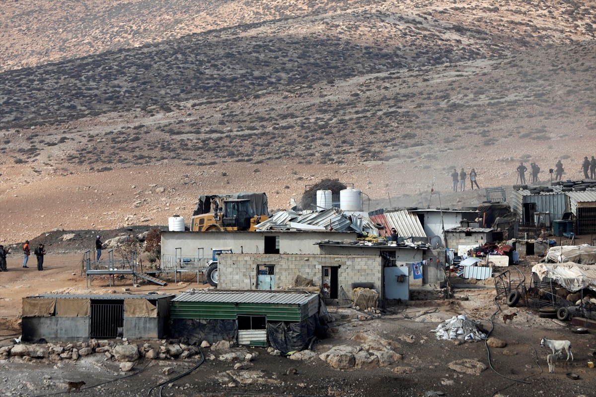 İsrail güçleri, işgal altındaki Batı Şeria'nın güneyinde yer alan El Halil kenti yakınlarındaki...
