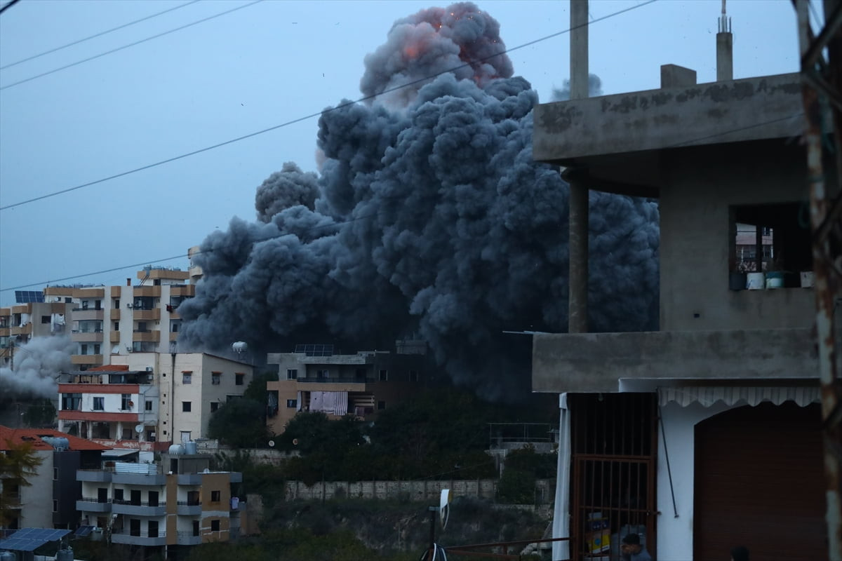 İsrail ordusu, ateşkese rağmen Lübnan'ın güneyindeki 3 beldeye hava saldırıları düzenledi. Sayda...