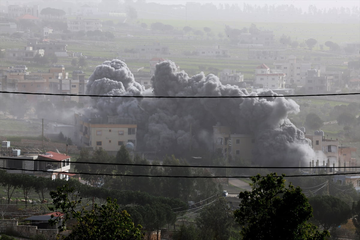 İsrail ordusu, ateşkese rağmen Lübnan’ın güneyindeki Nebatiye vilayetine bağlı Kefer Tebnit...