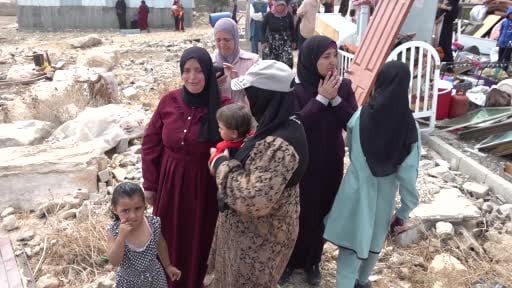 İsrail ordusu, Batı Şeria'ya bağlı El Halil kentindeki El-Deyrat köyünde yaklaşık 25 kişinin...