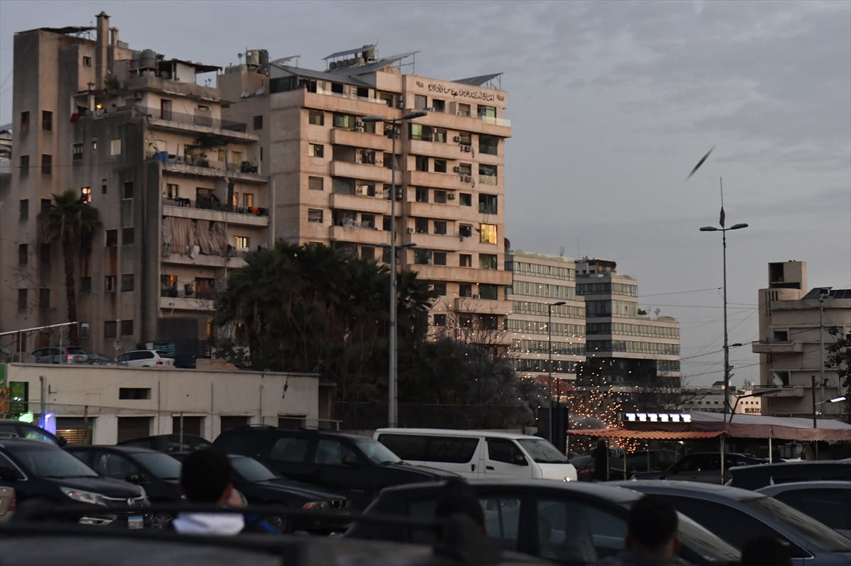 İsrail ordusu, Beyrut'un merkezi mahallelerinden Başura'daki tahliyesini istediği ve saldırı...