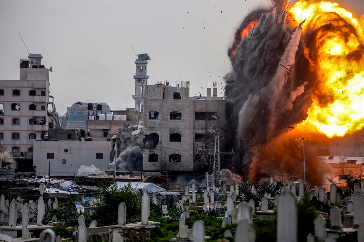 İsrail ordusu, Gazze kentinin doğusunda bulunan Zeytun Mahallesi’ndeki Askula Kavşağı yakınlarında...